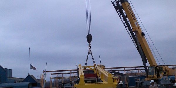 Loading Single Leg Gantry Crane on Semi